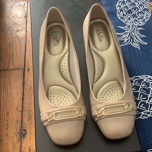 Abella wedge shoe with gold accent